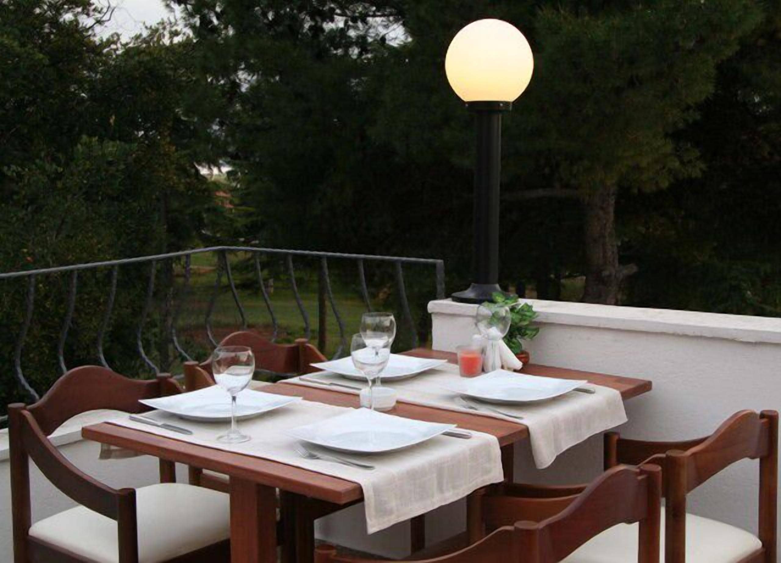 breakfast, lunch and dinner served