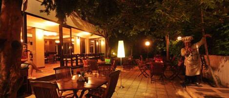 Kahvaltı, öğle yemeği ve akşam yemeği sunulur