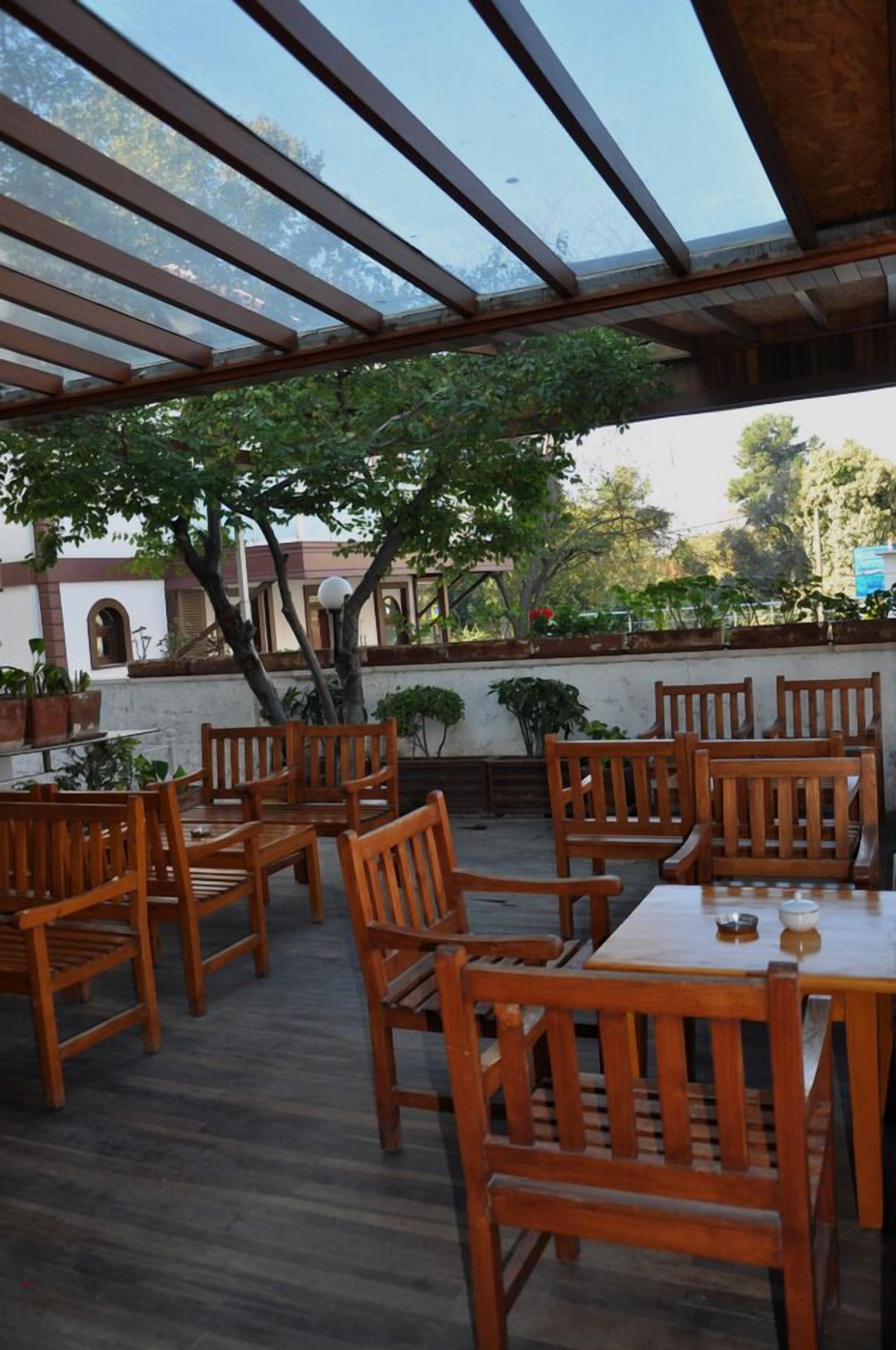 breakfast, lunch and dinner served