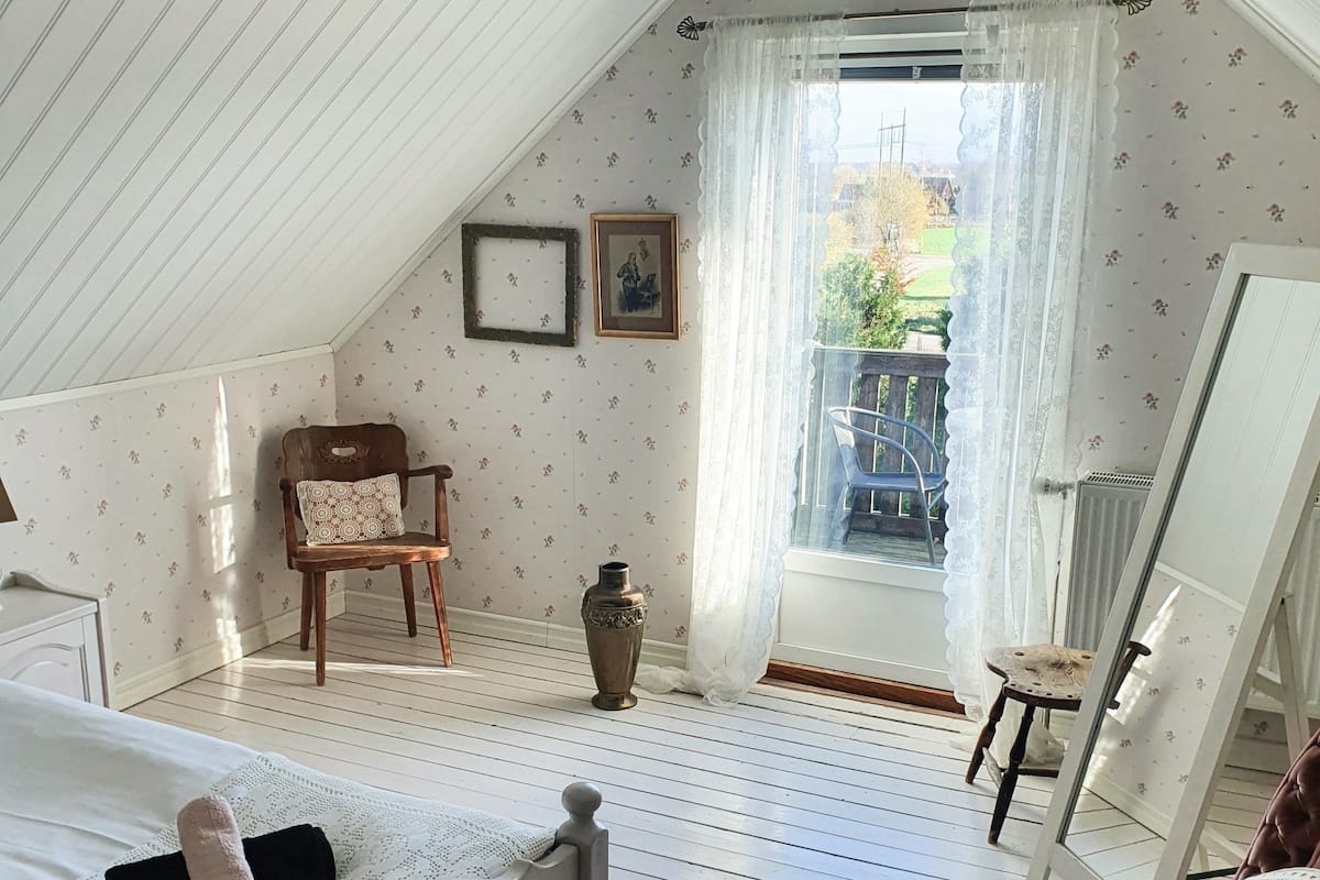 Double Room, Private Bathroom | Individually decorated, individually furnished, blackout drapes