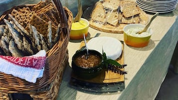 Her gün ücretsiz açık büfe kahvaltı