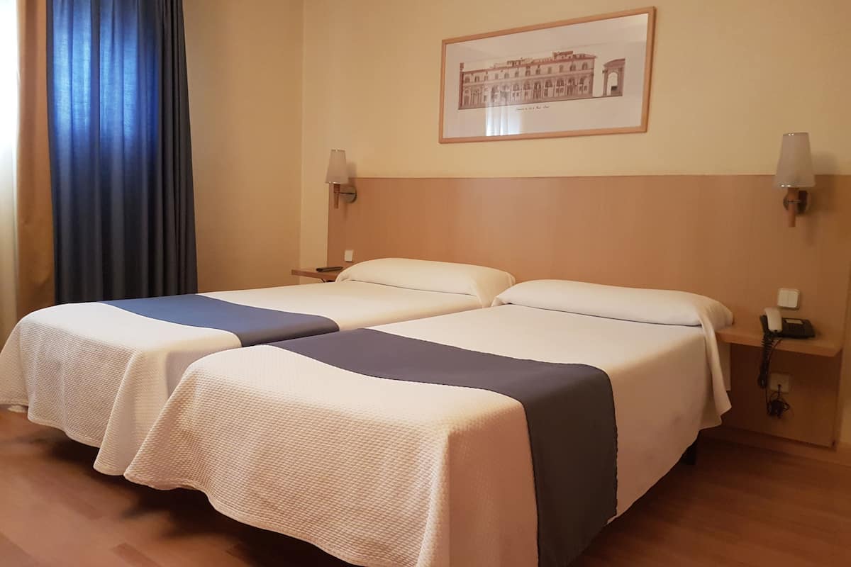 Doppelzimmer | Schreibtisch, Verdunkelungsvorhänge, Bügeleisen/Bügelbrett