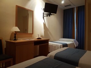 ห้องทริปเปิล, ระเบียง | โต๊ะทำงาน, ผ้าม่านกันแสง, เตารีด/โต๊ะรีดผ้า, เปล/เตียงเด็กอ่อน (ฟรี)