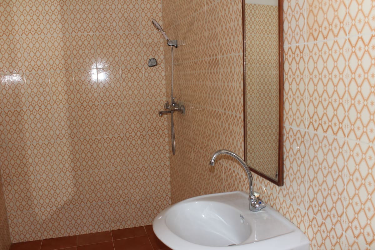 Bathroom sink