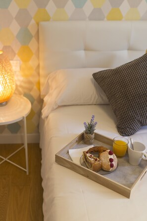 Individually decorated, individually furnished, desk, soundproofing - HQ Rooms Apartments San Vicente (Valencia)