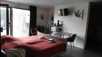 Habitación cuádruple familiar, accesible para personas con discapacidad, en la zona del jardín | Caja fuerte, escritorio, sistema de insonorización y wifi gratis