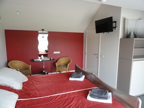 Tremannsrom – familie, tilgjengelighetstilpasset, hageområde | Safe på rommet, skrivebord, lydisolert og wi-fi (inkludert)