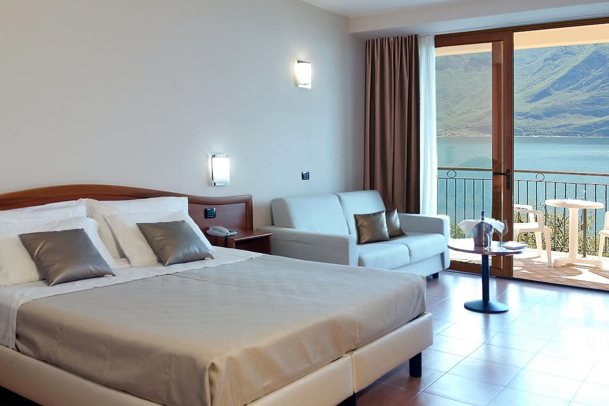 minibar, in-room safe, desk, blackout curtains