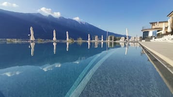 Piscine extérieure (ouverte en saison), parasols de plage