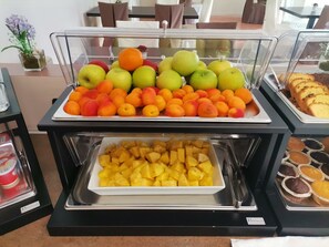A buffet with various fruits and pastries. - Hotel Mercedes (Limone sul Garda)