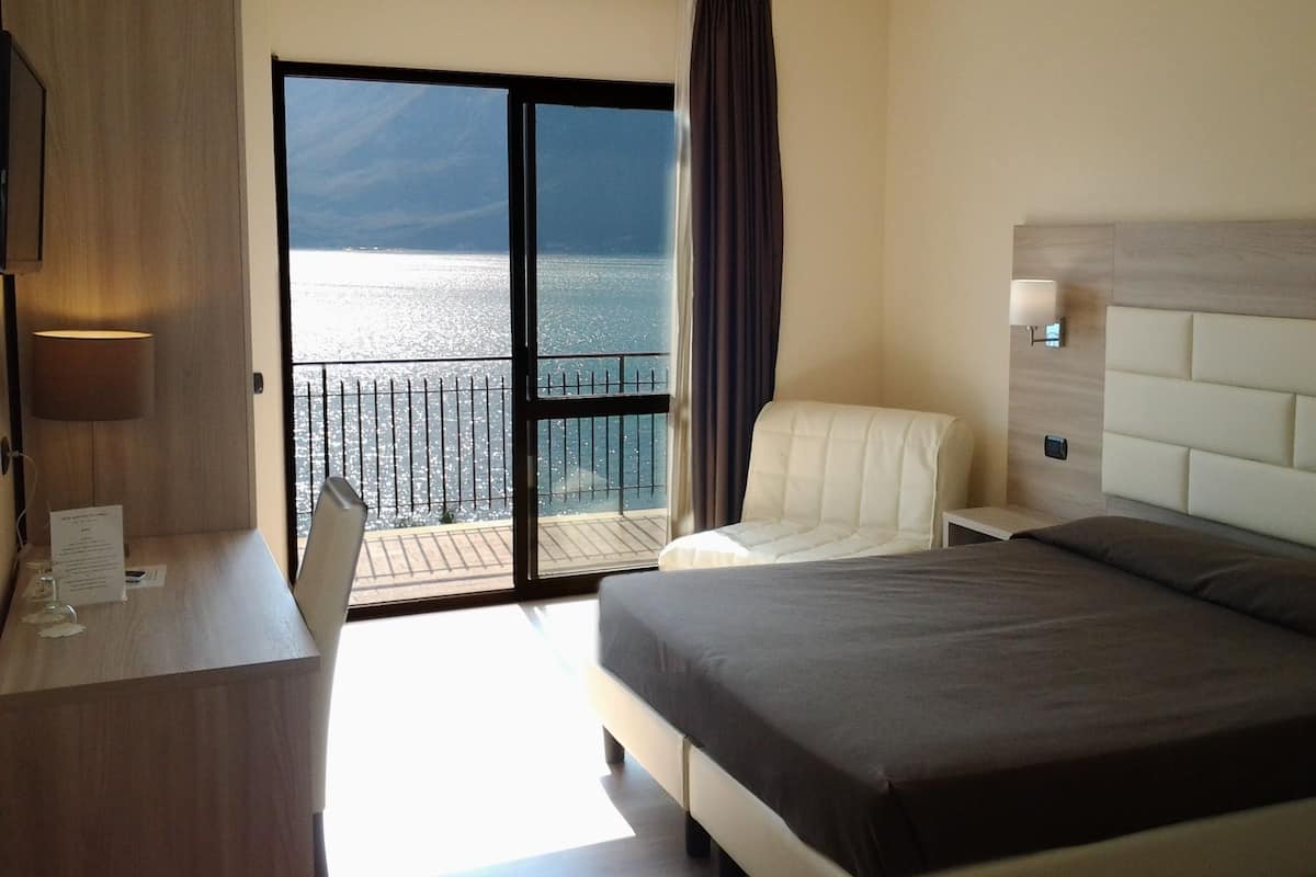 minibar, in-room safe, desk, blackout curtains