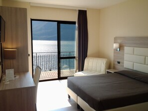 Minibar, in-room safe, desk, blackout drapes - Hotel Mercedes (Limone sul Garda)