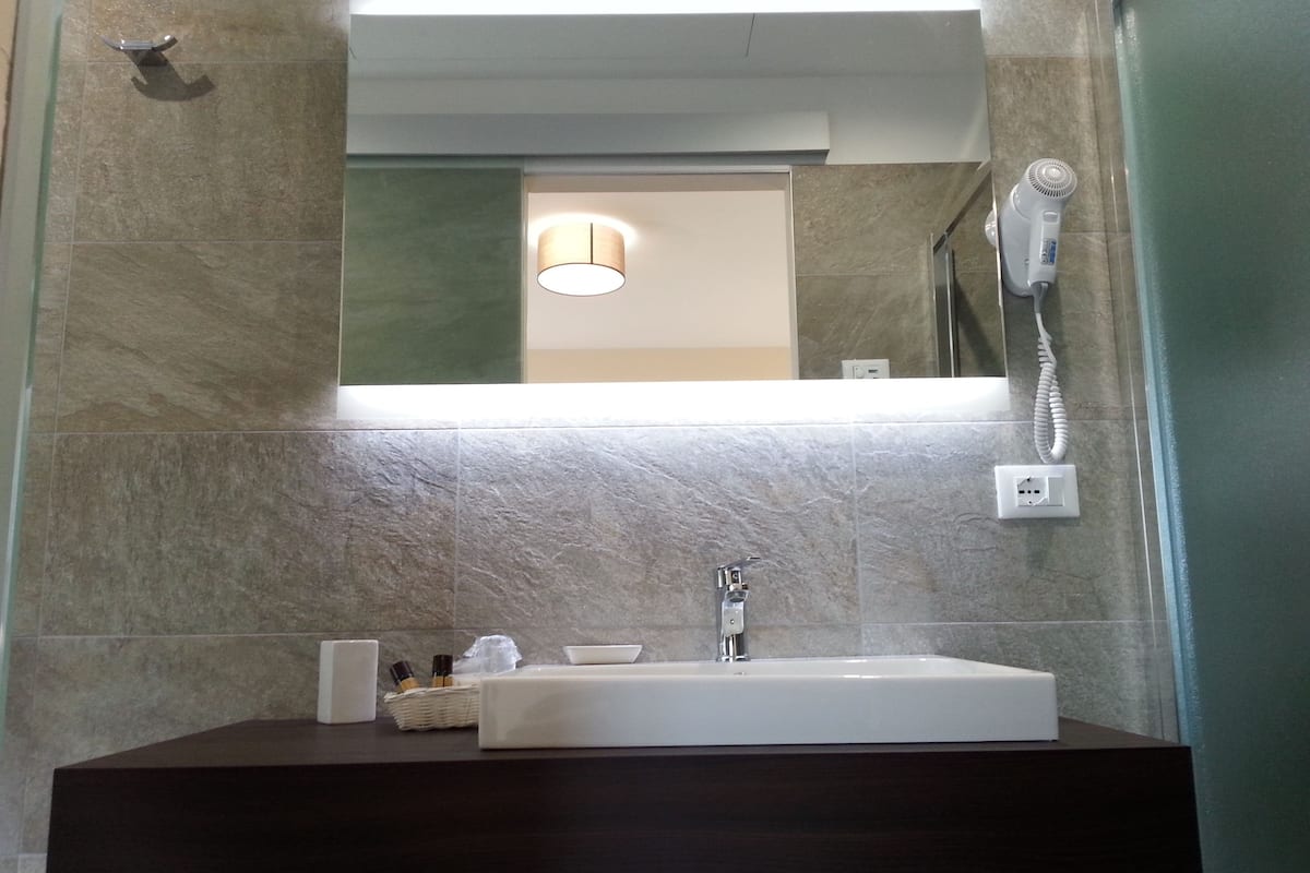 shower, hair dryer, bidet, towels