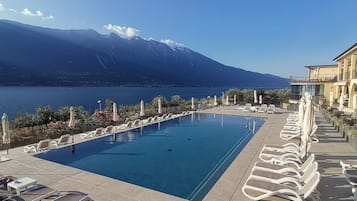 Piscina stagionale all'aperto, ombrelloni da piscina, lettini