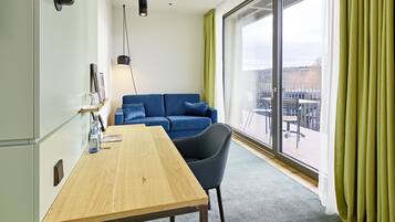 Deluxe-Doppel- oder -Zweibettzimmer, Balkon | Wohnbereich | Flachbildfernseher, aktuelle Filme