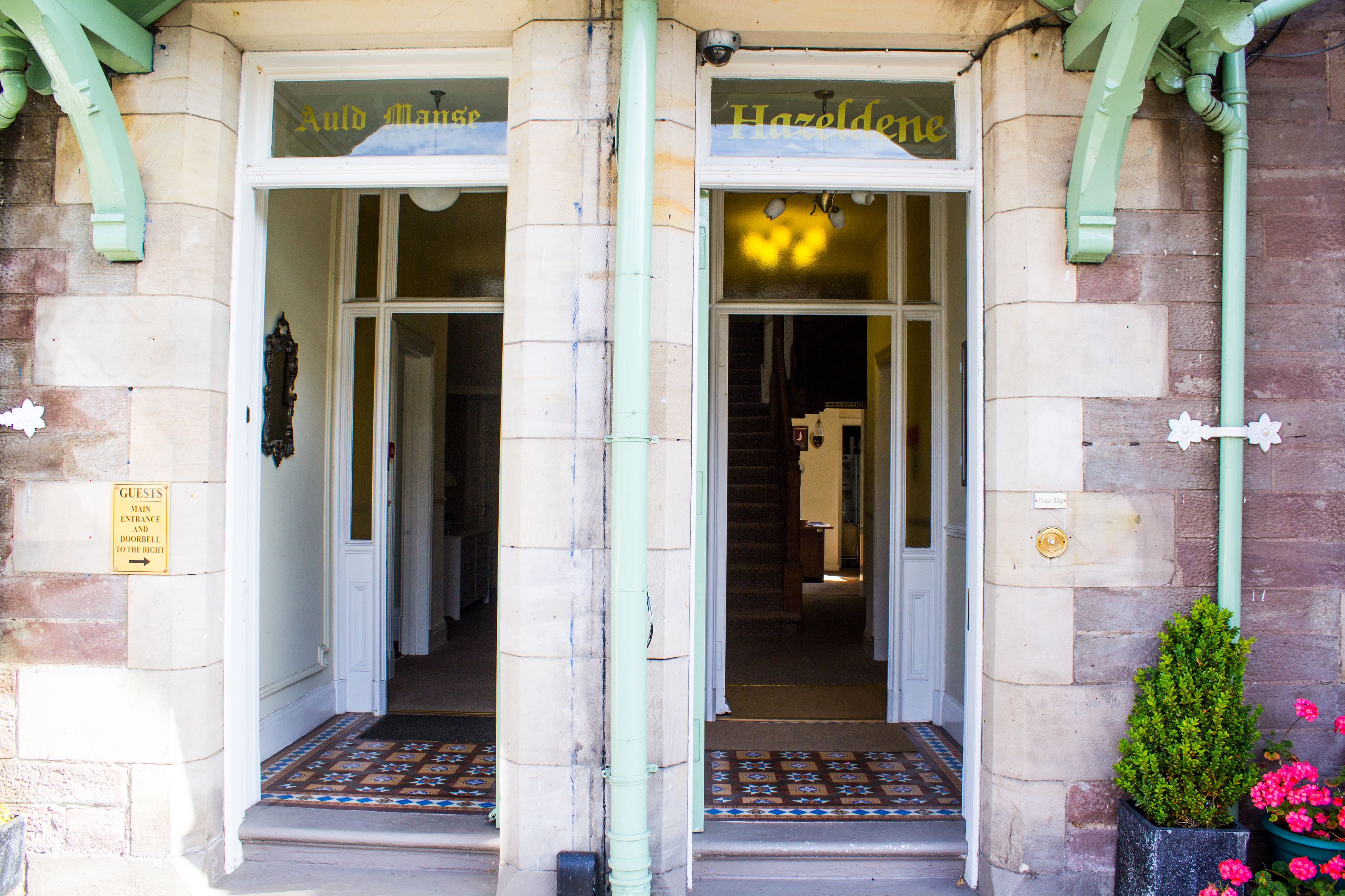 La entrada de un edificio con dos puertas que indican "Auld Man's" y "Hazeldeane".