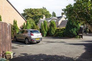 Free self parking - Hazeldene Guest House (Perth)