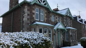 Vista frontal de la propiedad