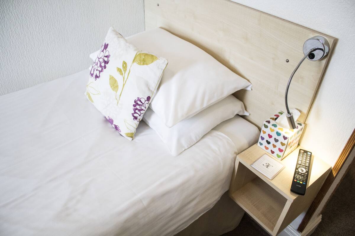 Quarto solteiro standard, 1 cama de solteiro, suíte | Cortinas blackout, Wi-Fi de cortesia, individualmente mobiliados