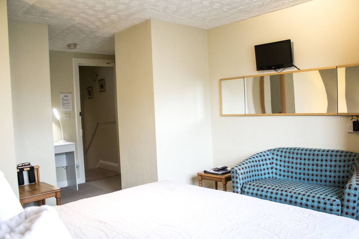 Quarto casal superior, 1 cama King | Cortinas blackout, Wi-Fi de cortesia, individualmente mobiliados