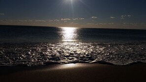Plage privée, cabines gratuites, chaises longues