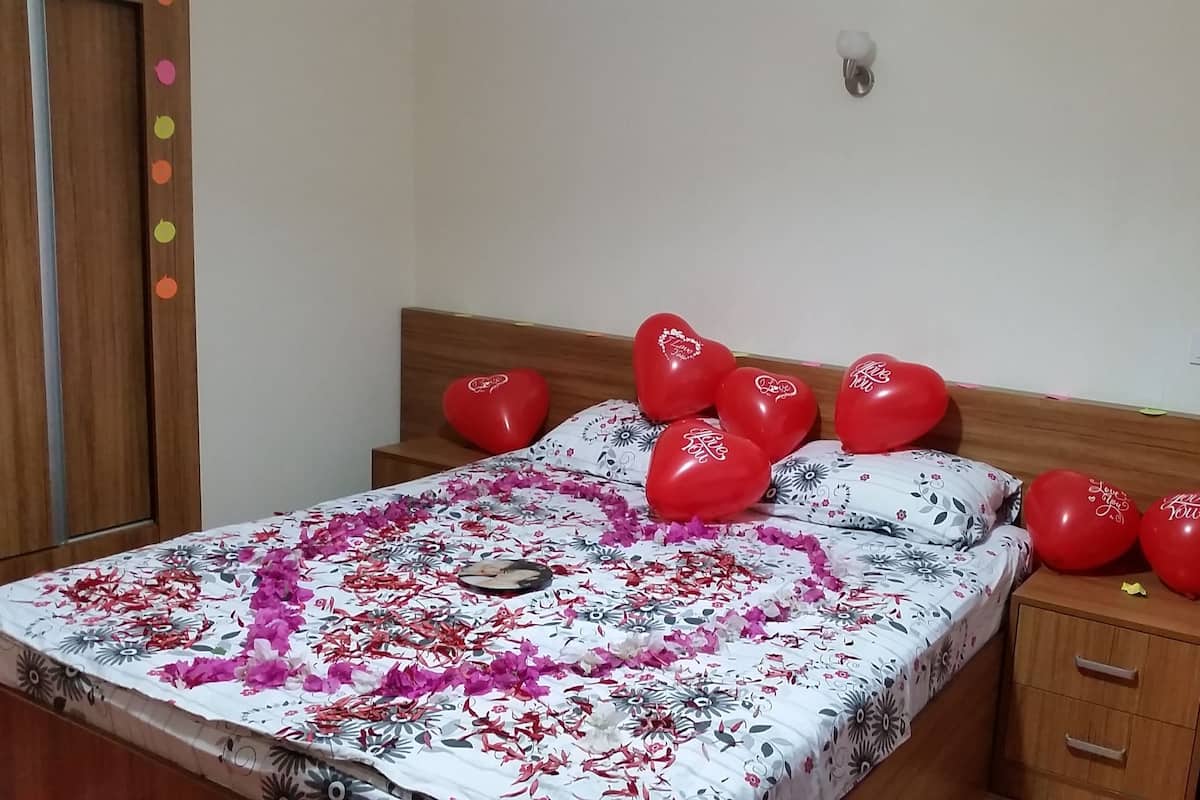 Klassieke driepersoonskamer, 1 slaapkamer | Luxe beddengoed, een minibar, een kluis op de kamer, gratis wifi