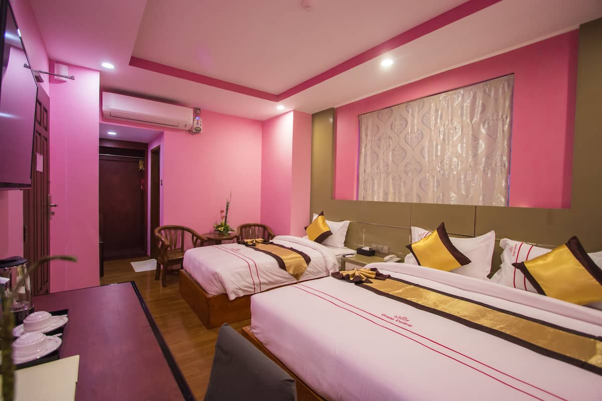 Habitación familiar | 1 habitación, minibar, caja de seguridad en la habitación y escritorio