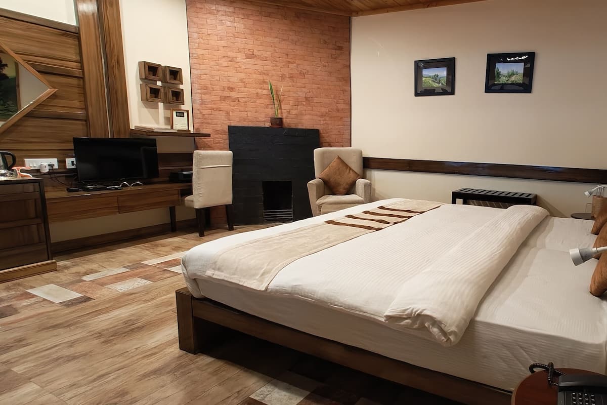 Standard Room | Peralatan tempat tidur premium, bar mini, peti besi dalam bilik