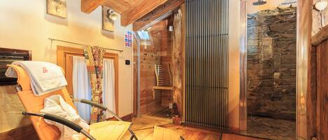 Suite Junior, sauna (Attic) | Biancheria da letto di alta qualità, una cassaforte in camera