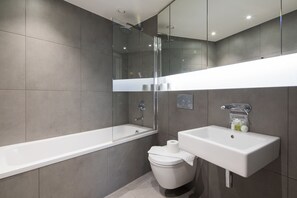 Appartement, 1 slaapkamer | Badkamer | Een bad/douchecombinatie, gratis toiletartikelen, een haardroger