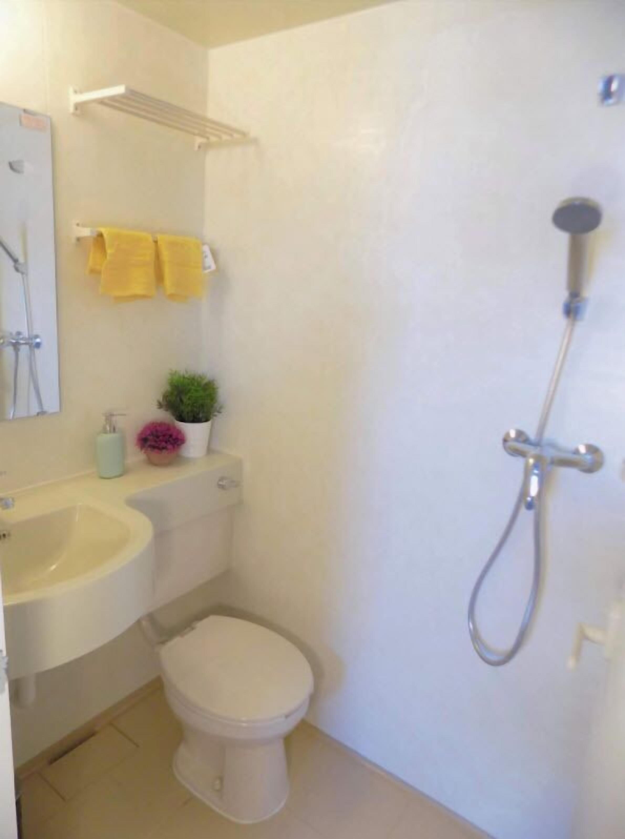 Ein Badezimmer mit Toilette, Waschbecken und Dusche.