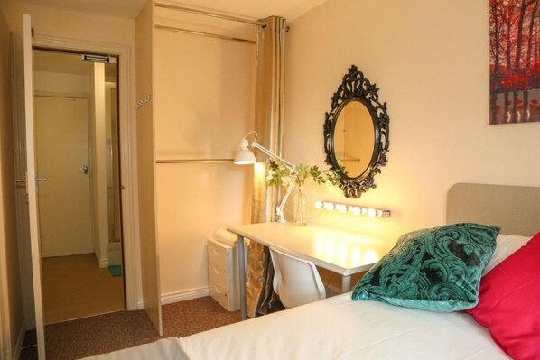 Double Room, Shared Bathroom | Desk, free WiFi - Warwick Home Lisca House (Coventry)