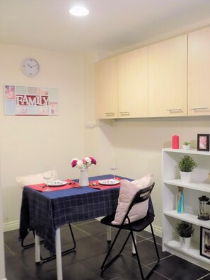 Fridge, microwave - Casa Homestay (Coventry)