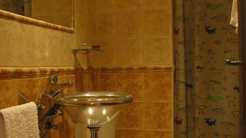 Zweibettzimmer | Badezimmer | Dusche, kostenlose Toilettenartikel, Handtücher