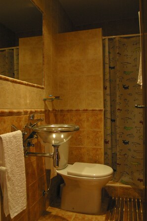 Chambre avec lits jumeaux | Salle de bain