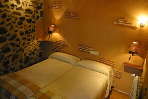 Zweibettzimmer | Individuell dekoriert, individuell eingerichtet, Zustellbetten