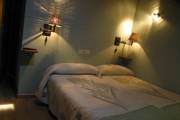 Chambre avec lits jumeaux | Décoration personnalisée, ameublement personnalisé