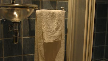 Habitación con 2 camas individuales | Baño | Regadera, amenidades de baño gratuitas, toallas