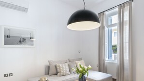 B1 One Bedroom Apartment, Street View | 起居区 | 平板电视