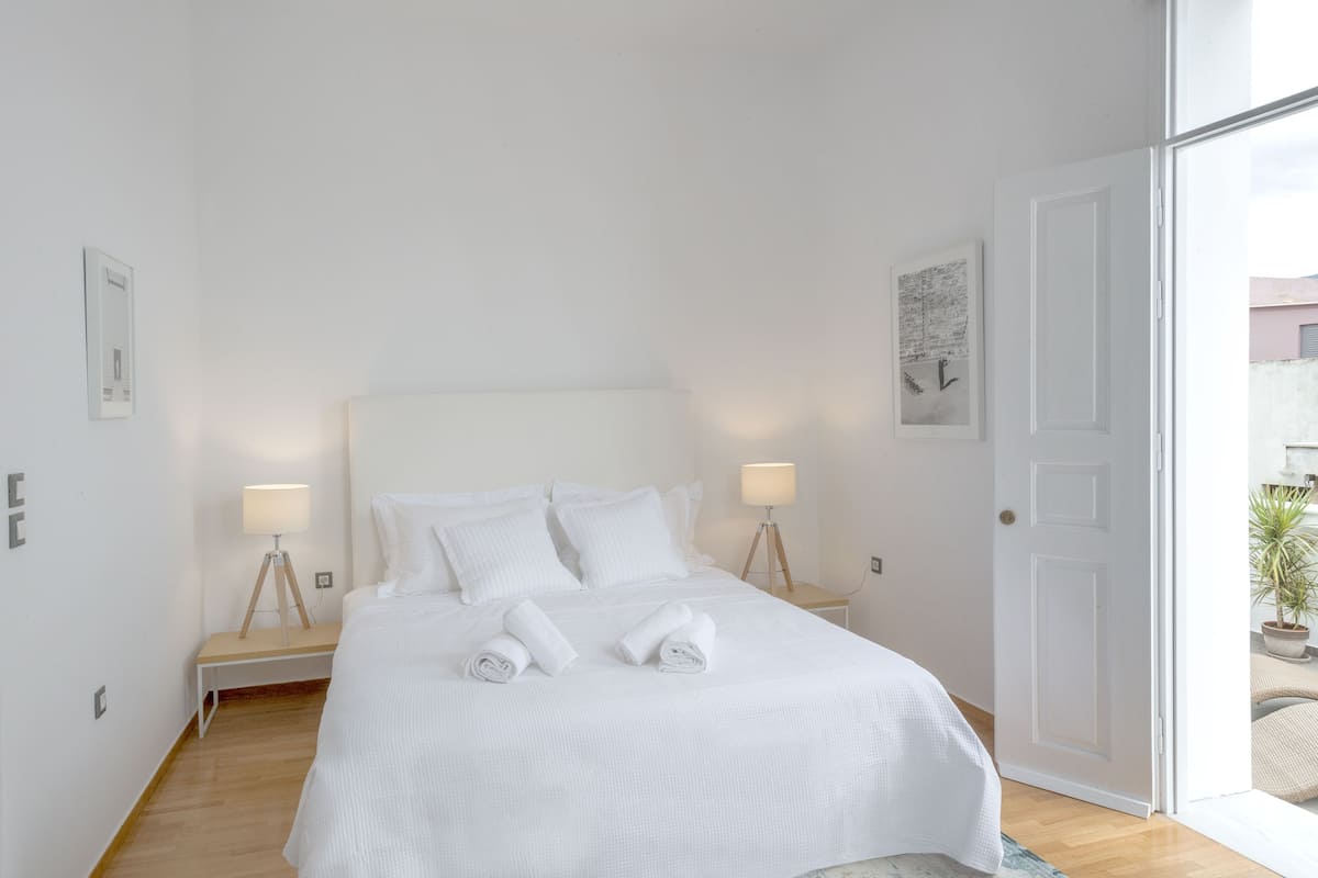 C2 One Bedroom Apartment, Terrace and City View | 1 kamar tidur, seprai katun Mesir, seprai premium, dan busa memori