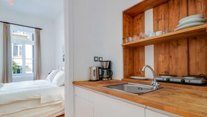 B1 One Bedroom Apartment, Street View | 私人厨房 | 茶具/咖啡用具、冰箱、炉灶、电热水壶