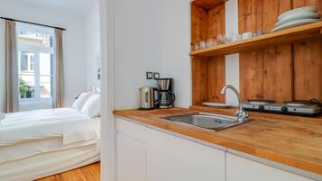 B1 One Bedroom Apartment, Street View | Eigene Küche | Kühlschrank, Herdplatte, Wasserkocher mit Kaffee-/Teezubehör