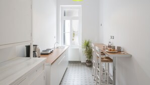 C1 One Bedroom Apartment, Balcony and Partial Acropolis view | 私人简易厨房 | 茶具/咖啡用具、冰箱、炉灶、电热水壶