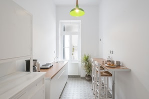 C1 One Bedroom Apartment, Balcony and Partial Acropolis view | Private kitchenette | Fridge, stovetop, coffee/tea maker, electric kettle - Athens Residence Apartments (Athens)