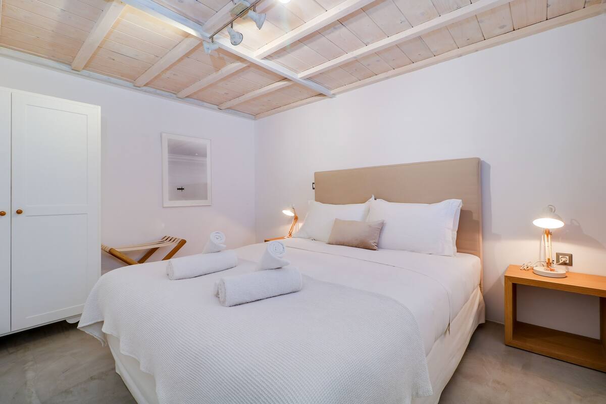 Semi Basement A2 One Bedroom Apartment, Courtyard Access | 1 室のベッドルーム、エジプト綿のシーツ、高級寝具、低反発ベッド
