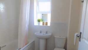 Shower, towels - Le Lotus House (Coventry)