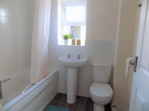 Shower, towels - Le Lotus House (Coventry)