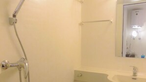 A bathroom with a toilet, sink, and shower. - Muse Homestay (Coventry)