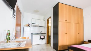 Apartamento urbano, 2 camas de solteiro, sacada, vista para o mar | Camas extras/dobráveis (sobretaxa), Wi-Fi de cortesia