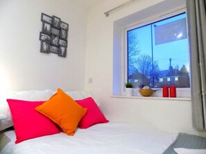 Chambre double, salle de bain privée | Bureau, accès au Wi-Fi (inclus), literie fournie